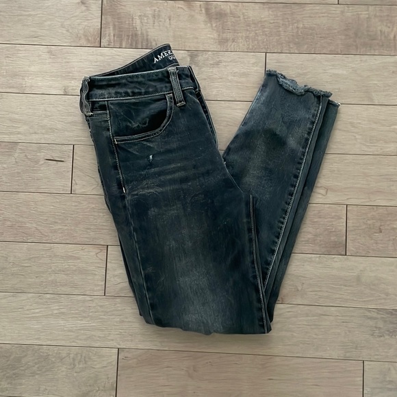 American Eagle Super Stretch Dark Wash Frayed Hi-Rise Ripped Jegging Crop - Picture 3 of 3